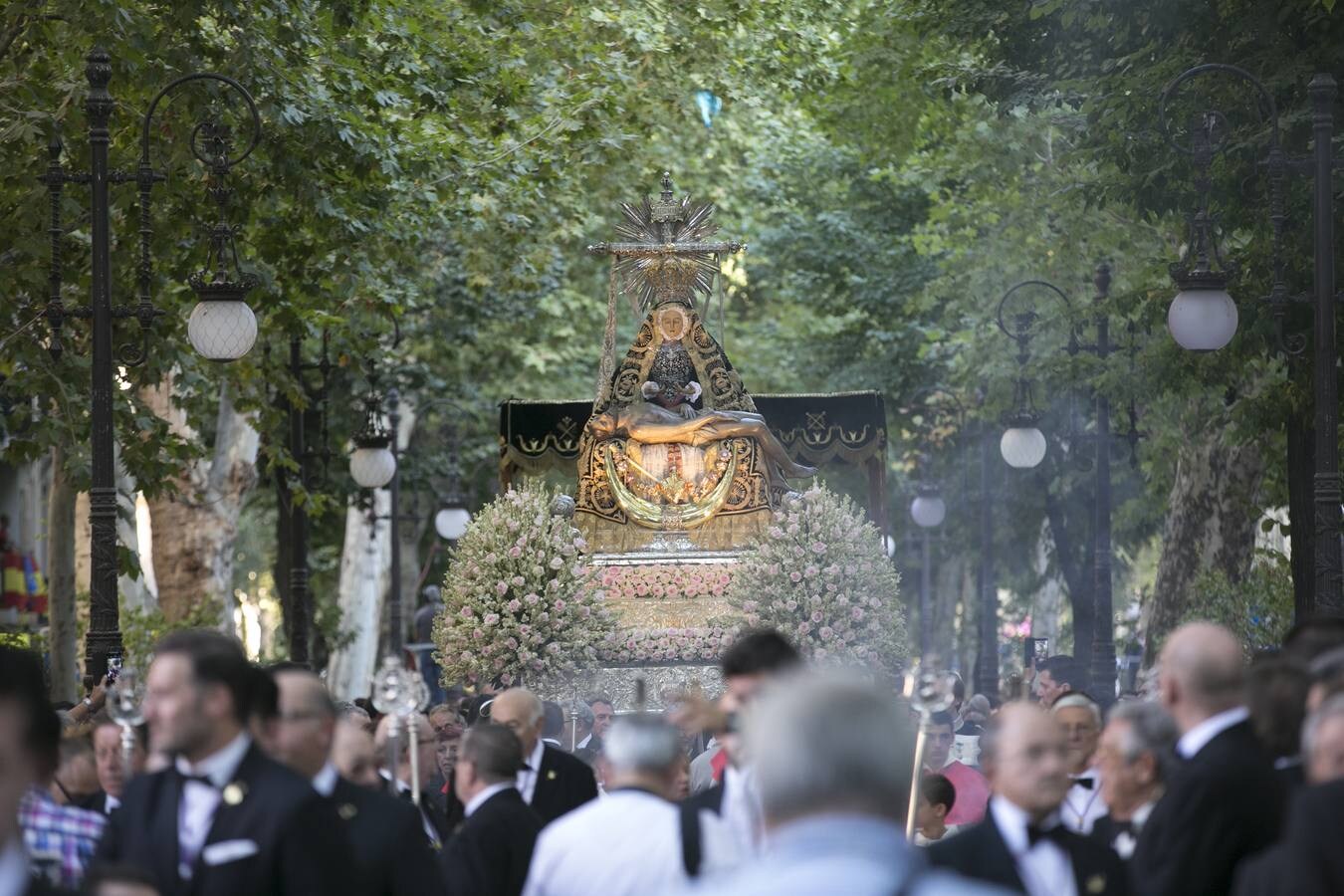 Los granadinos devotos se echan a las calles para ver a la Virgen de las Angustias 