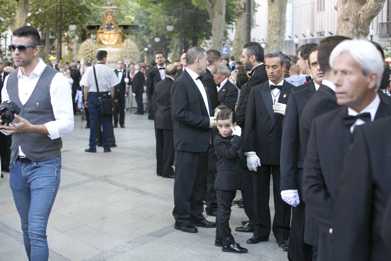 Los granadinos devotos se echan a las calles para ver a la Virgen de las Angustias 