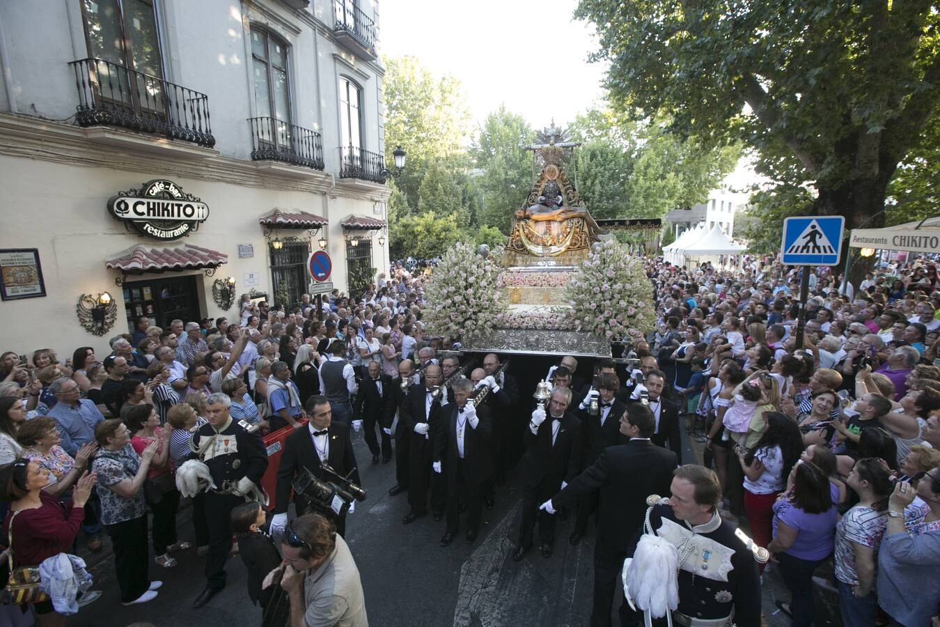 Los granadinos devotos se echan a las calles para ver a la Virgen de las Angustias 