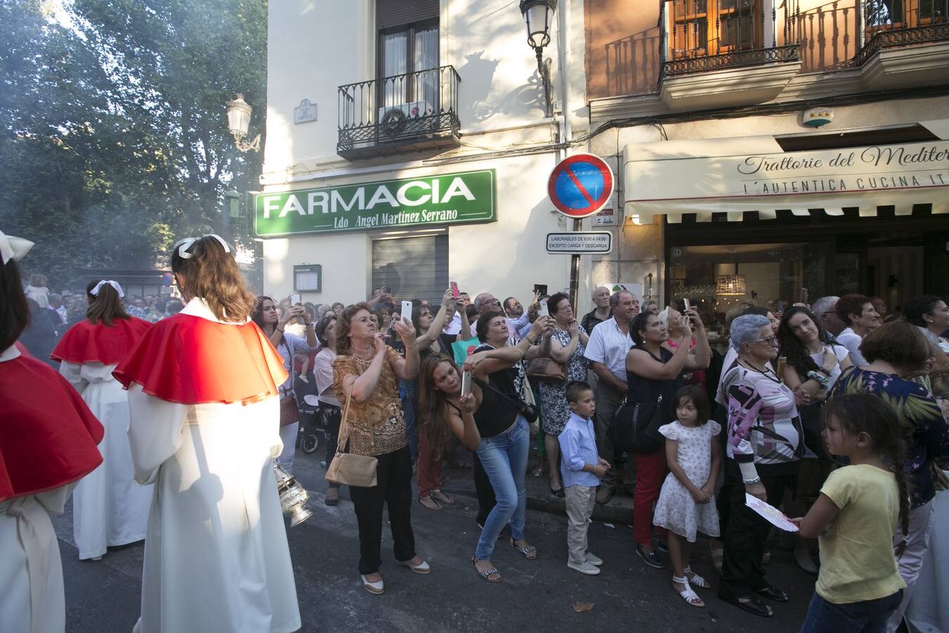 Los granadinos devotos se echan a las calles para ver a la Virgen de las Angustias 