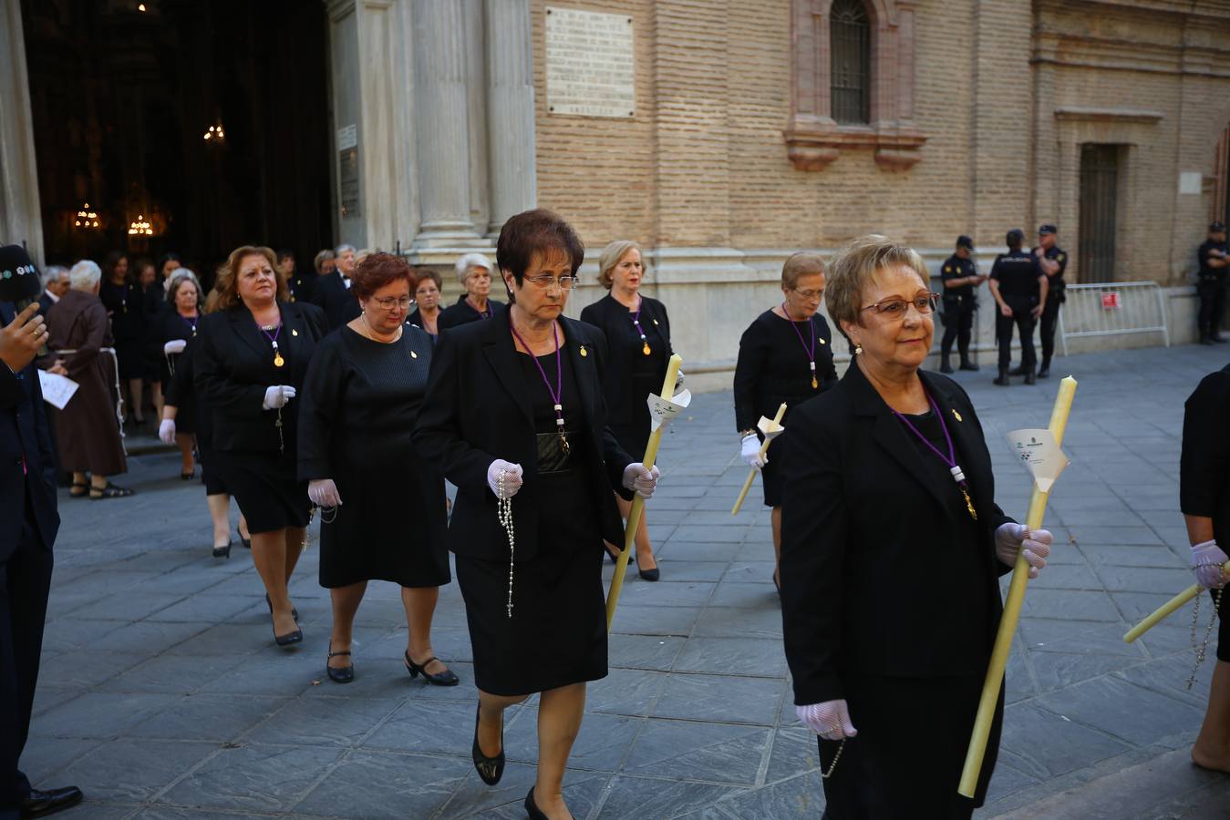 Como cada año la Virgen de las Angustias recorrió las principales vías de la capital acompañada por miles de devotos en una estampa que se repite cada último domingo de septiembre