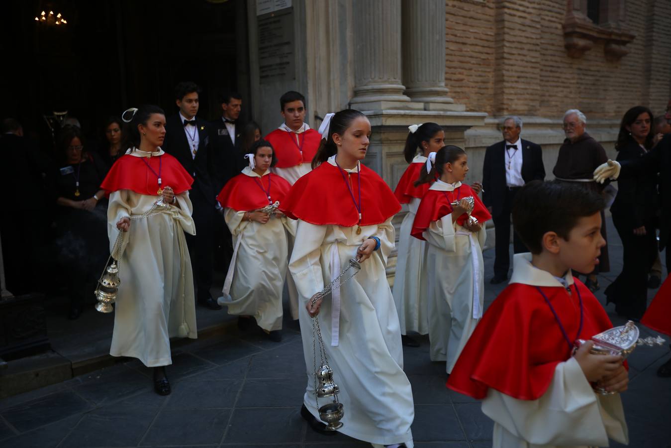 Como cada año la Virgen de las Angustias recorrió las principales vías de la capital acompañada por miles de devotos en una estampa que se repite cada último domingo de septiembre