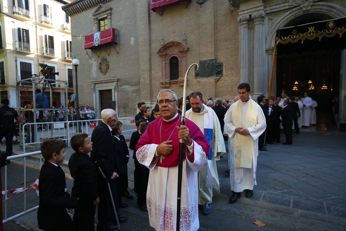 Como cada año la Virgen de las Angustias recorrió las principales vías de la capital acompañada por miles de devotos en una estampa que se repite cada último domingo de septiembre