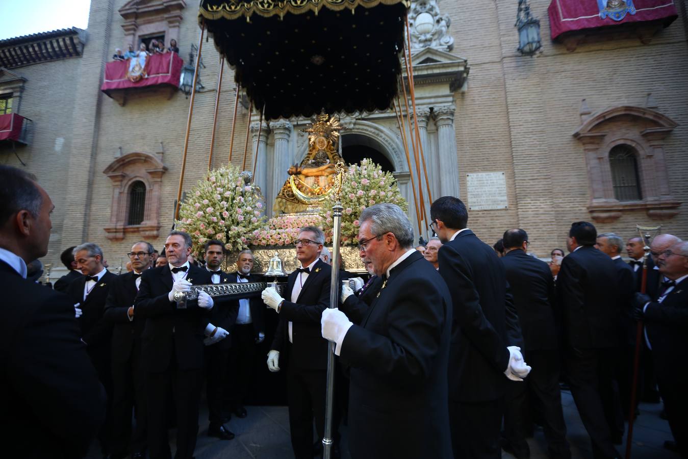 Como cada año la Virgen de las Angustias recorrió las principales vías de la capital acompañada por miles de devotos en una estampa que se repite cada último domingo de septiembre