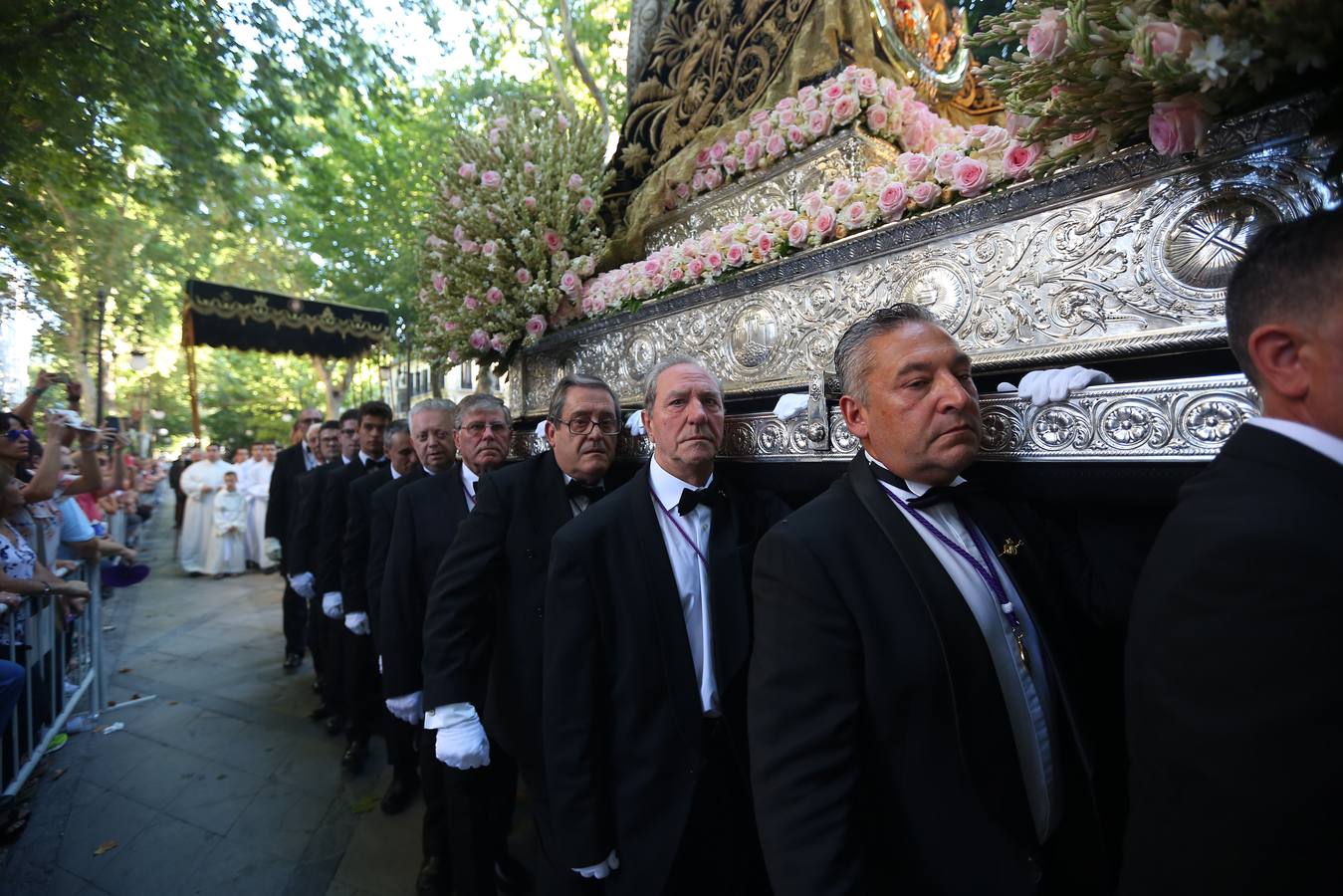 Como cada año la Virgen de las Angustias recorrió las principales vías de la capital acompañada por miles de devotos en una estampa que se repite cada último domingo de septiembre