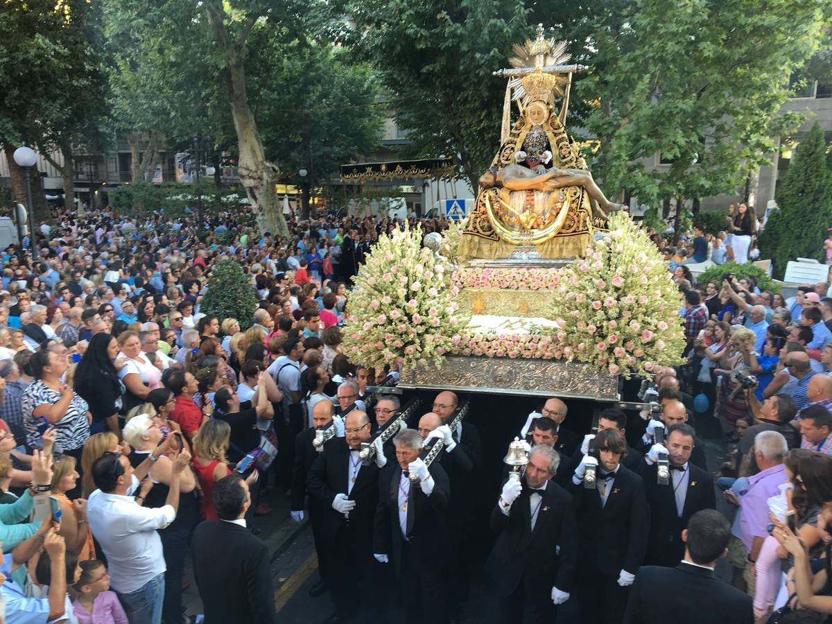 Como cada año la Virgen de las Angustias recorrió las principales vías de la capital acompañada por miles de devotos en una estampa que se repite cada último domingo de septiembre