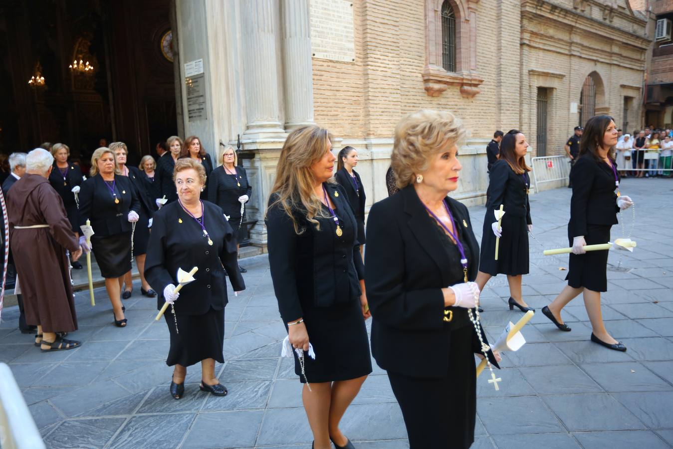 Como cada año la Virgen de las Angustias recorrió las principales vías de la capital acompañada por miles de devotos en una estampa que se repite cada último domingo de septiembre