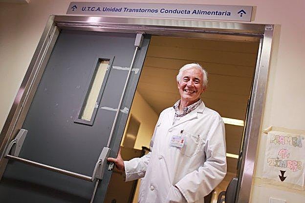 El doctor Luis Beato, en el exterior de la Unidad de Trastornos de la Conducta Alimentaria del Hospital de Ciudad Real. 