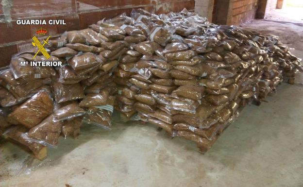 La Guardia Civil interviene 867 kilos de tabaco de contrabando en una empresa de Guarromán