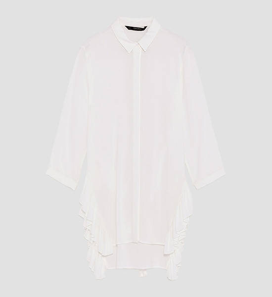 Blusa blanca oversize. Su precio es de 25,95 euros.