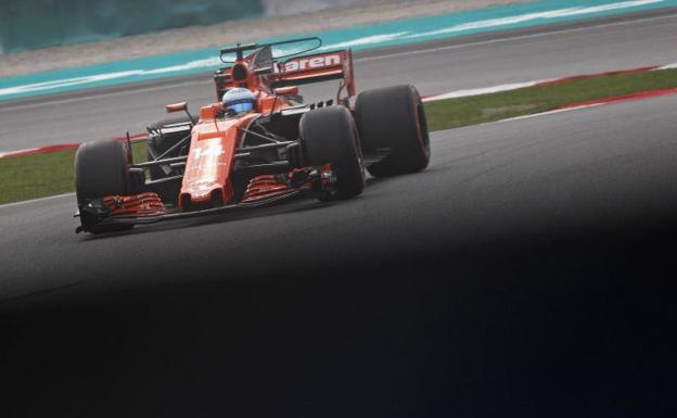 Fernando Alonso rueda con su McLaren en los entrenamientos de Sepang. 