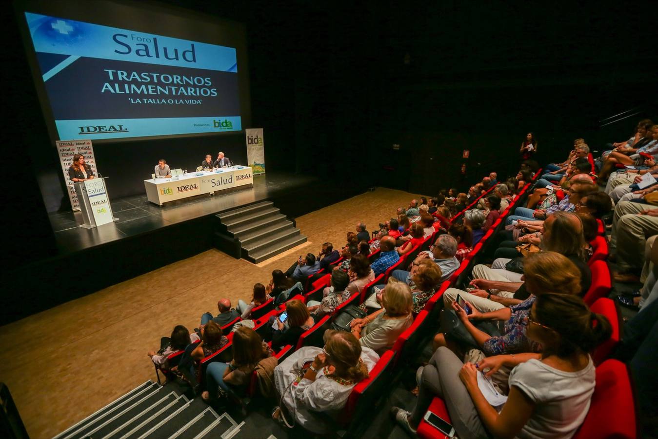El Teatro CajaGranada acogió anoche un nuevo Foro de Salud de IDEAL en torno a los desórdenes como la anorexia y la bulimia