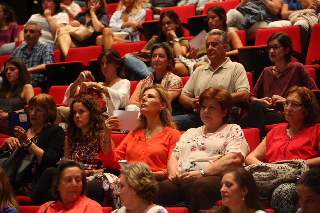 El Teatro CajaGranada acogió anoche un nuevo Foro de Salud de IDEAL en torno a los desórdenes como la anorexia y la bulimia