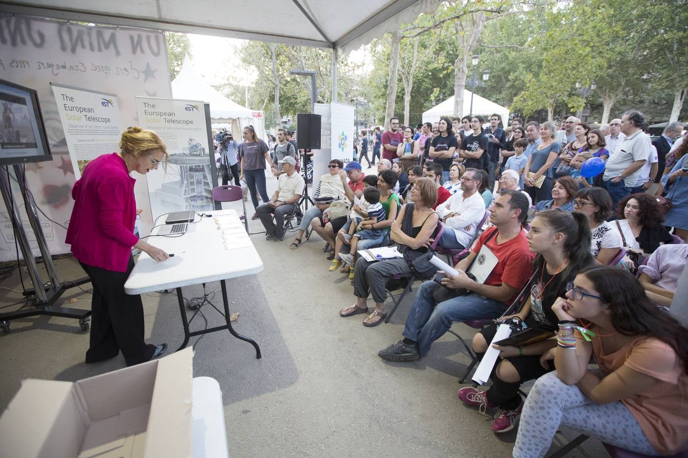 Miles de granadinos participaron este viernes en los actos con motivo de la Noche de los Investigadores