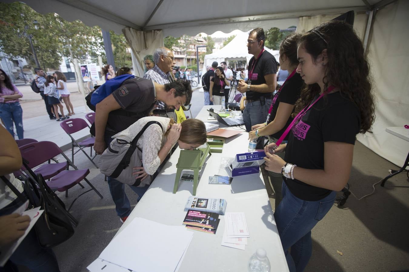 Miles de granadinos participaron este viernes en los actos con motivo de la Noche de los Investigadores