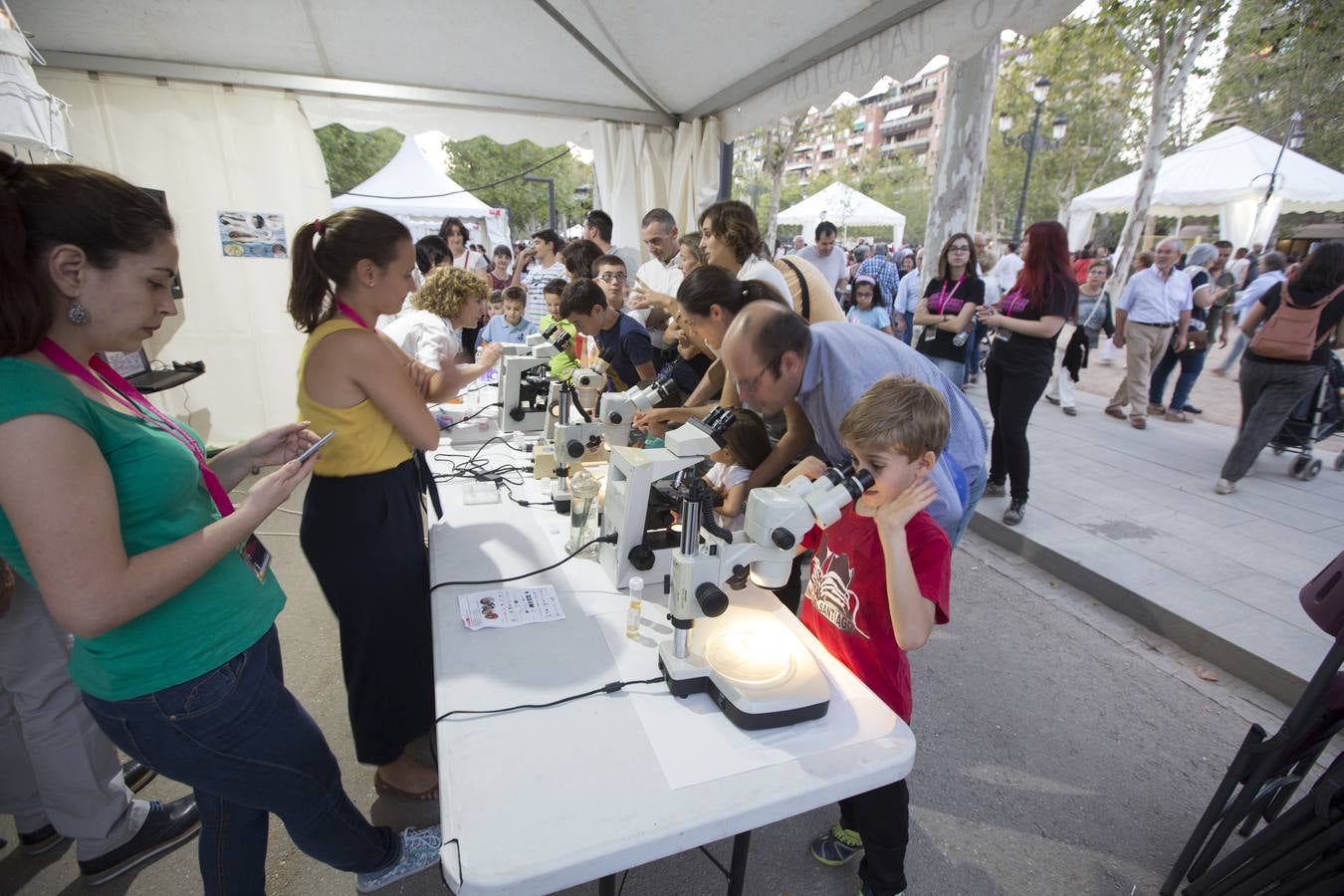 Miles de granadinos participaron este viernes en los actos con motivo de la Noche de los Investigadores