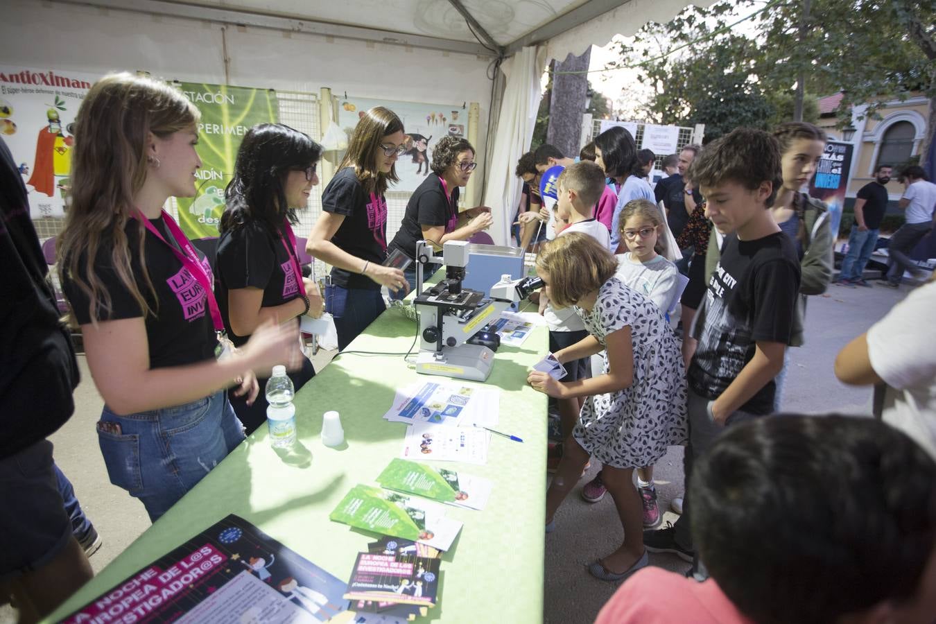 Miles de granadinos participaron este viernes en los actos con motivo de la Noche de los Investigadores