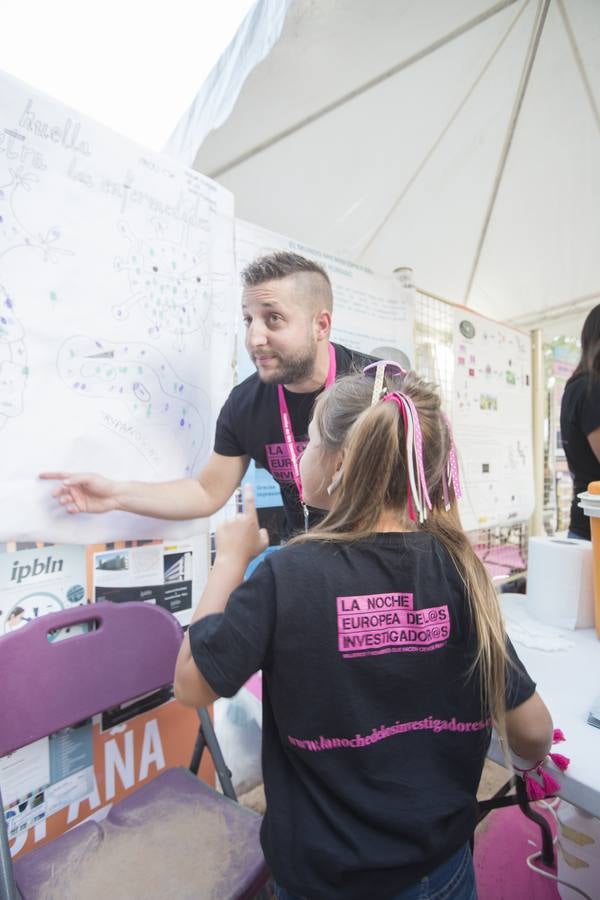 Miles de granadinos participaron este viernes en los actos con motivo de la Noche de los Investigadores