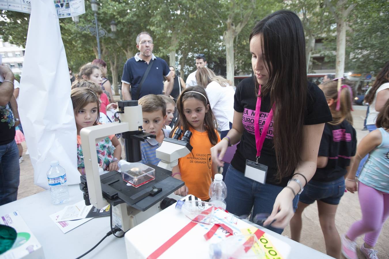 Miles de granadinos participaron este viernes en los actos con motivo de la Noche de los Investigadores