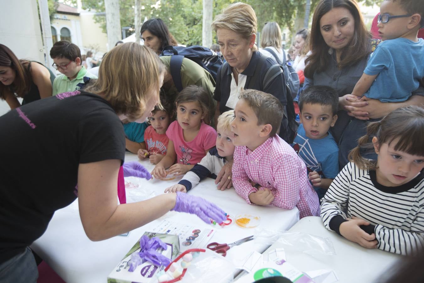 Miles de granadinos participaron este viernes en los actos con motivo de la Noche de los Investigadores
