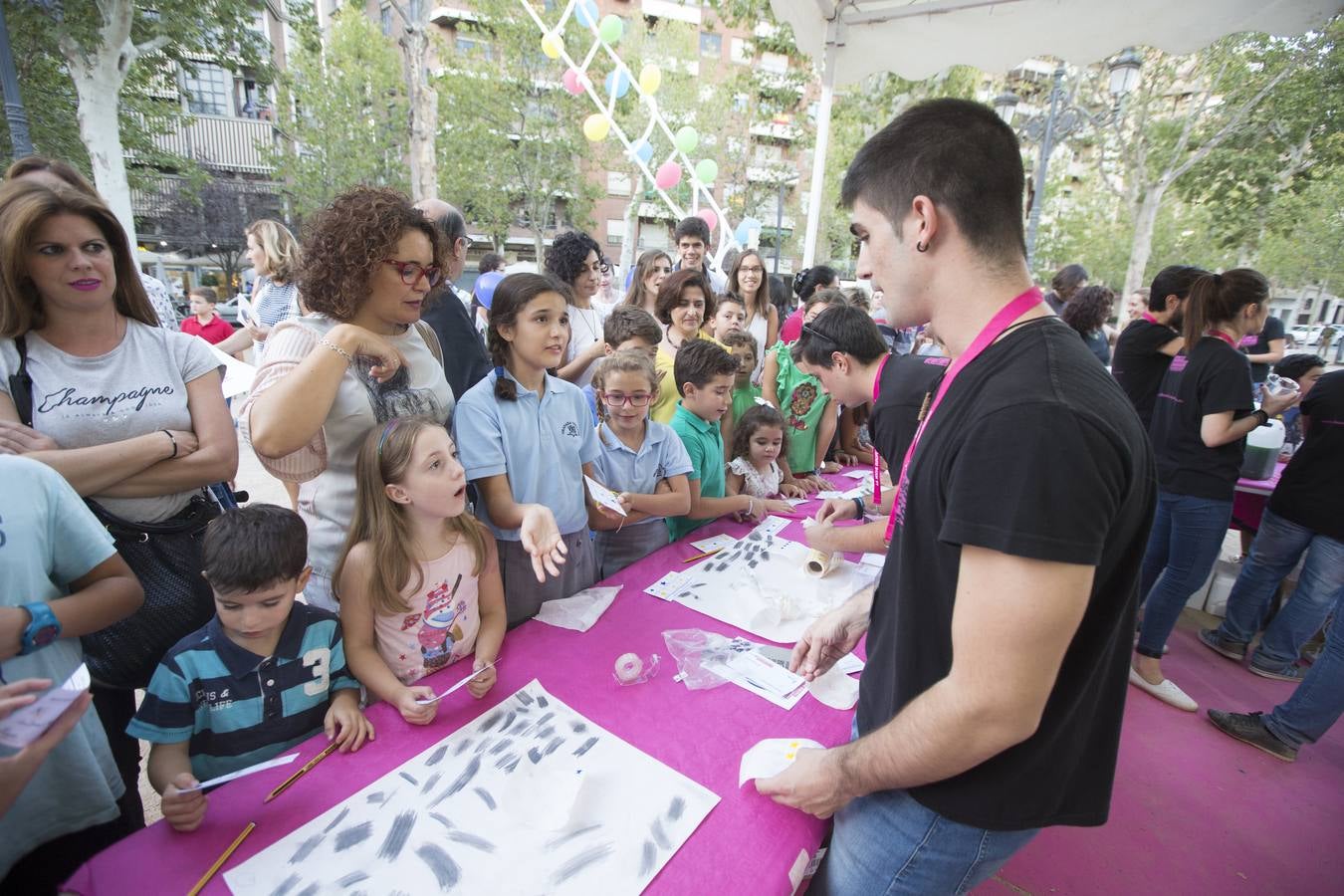 Miles de granadinos participaron este viernes en los actos con motivo de la Noche de los Investigadores