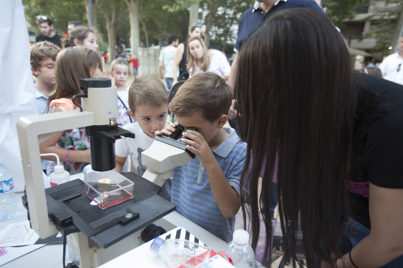 Miles de granadinos participaron este viernes en los actos con motivo de la Noche de los Investigadores