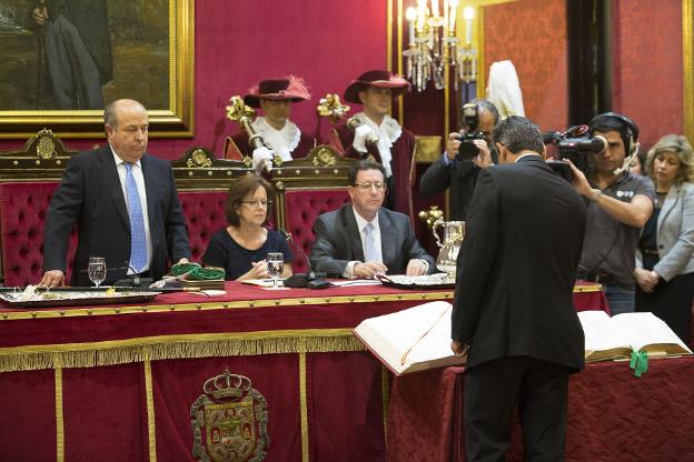 Torres Hurtado y López Domech, en el pleno de investidura.