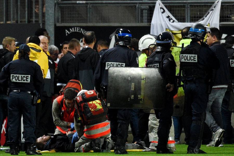 Una grada del Estadio de la Licorne se vino abajo tras el gol del francés Ballo-Touré, que desencadenó la caída de varios aficionados visitantes.