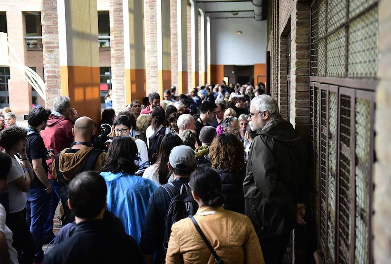 En varios puntos de Cataluña se han vivido momentos de tensión, entre manifestantes y agentes de policía, durante el referéndum soberanista