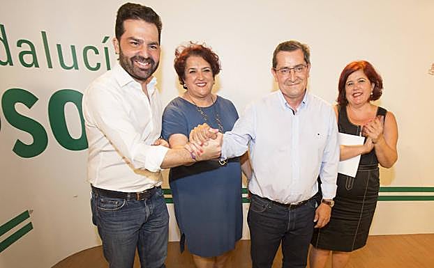 Noel López felicita a José Entrena, junto a Teresa Jiménez y Elvira Ramón. 