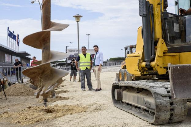 El edil delegado, Carlos Sánchez, en las obras.