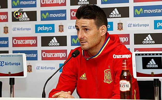 Aritz Aduriz, en una rueda de prensa con la selección. 