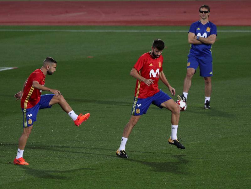 Los aficionados españoles recibieron a Gerard Piqué con insultos y abucheos, y pancartas reclamando su marcha inmediata de la selección española.