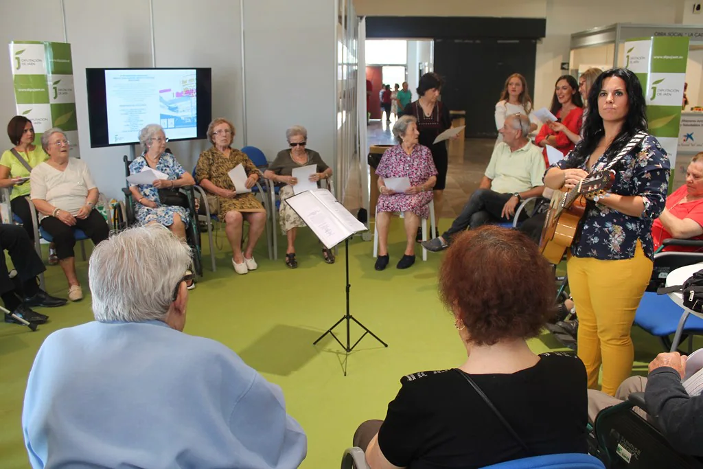 Una jornada saludable dirigida a este colectivo congrega hoy en el Ifeja a decenas de vecinos de toda provincia