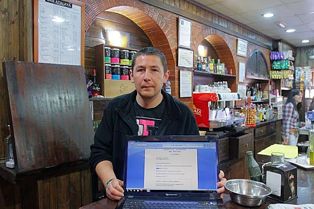 El indultado, en una imagen de 2014 en su bar de Deifontes.