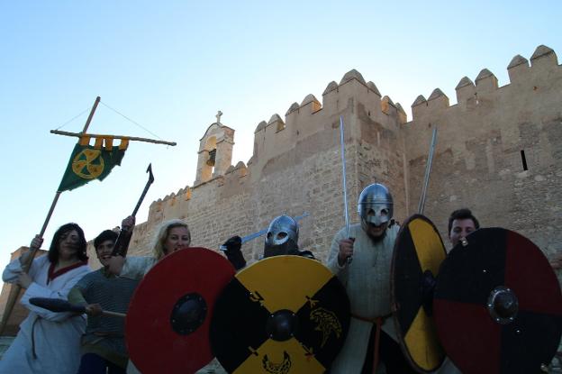 Los combatientes dispuestos a recrear un asalto a los muros de la fortaleza.