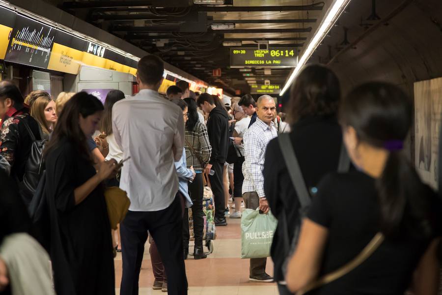 El seguimiento de la huelga es desigual: los comercios del centro de Barcelona están casi cerrados, mientras que una las plantas fabriles más importantes de Cataluña, la de Seat, en Martorell, funciona a pleno rendimiento.