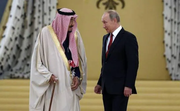 Vladimir Putin con el rey Salman de Arabia Saudí.