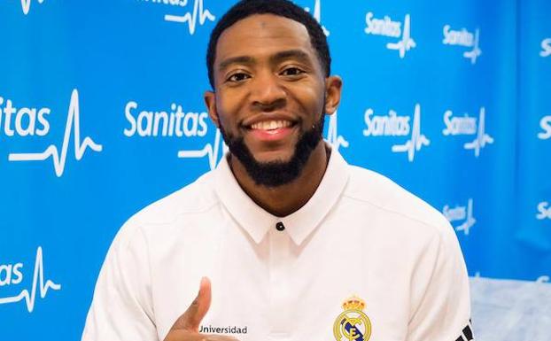 Chasson Randle pasando reconocimiento médico con el Real Madrid