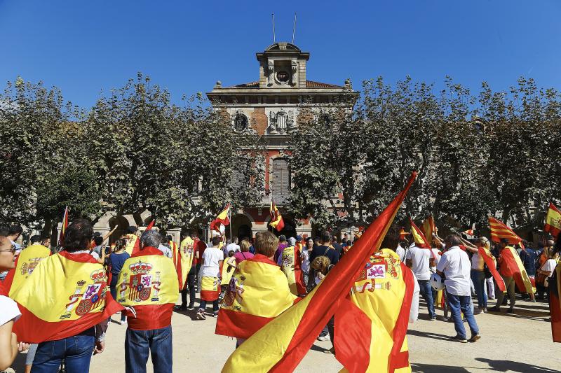 Miles de personas se conentran en la capital catalana para «recuperar la sensatez»