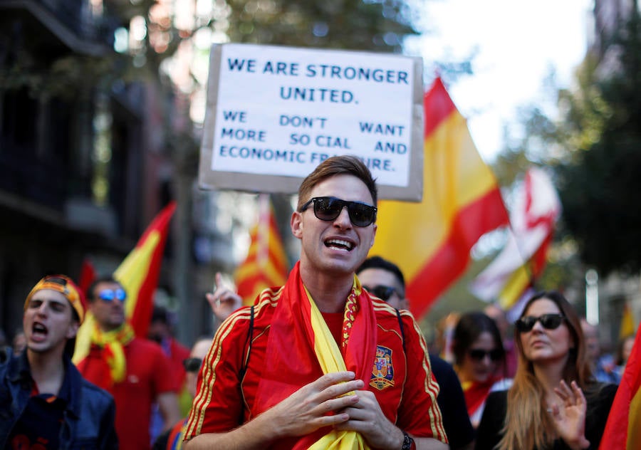 A partir de las 12:00 horas se concentran miles de personas en la capital catalana para «recuperar la sensatez»