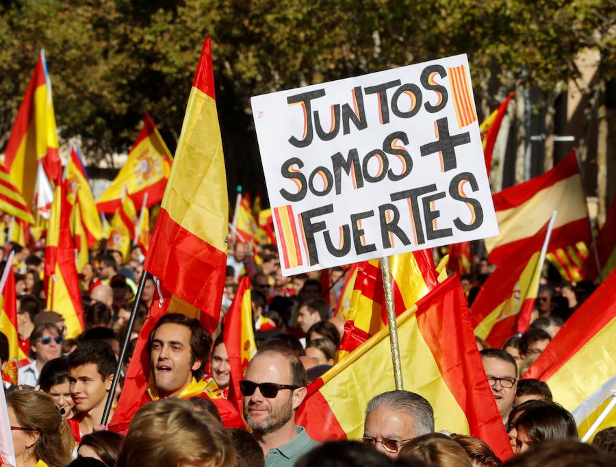 A partir de las 12:00 horas se concentran miles de personas en la capital catalana para «recuperar la sensatez»