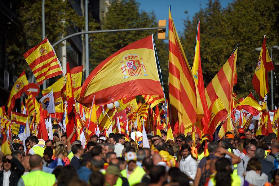 A partir de las 12:00 horas se concentran miles de personas en la capital catalana para «recuperar la sensatez»