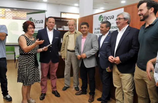 Acto de inauguración de la sede de Facua-Jaén, sita en el pasaje comercial entre la Corredera de San Marcos y la calle La Virgen.