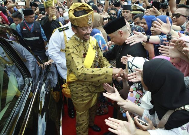 Muda Hassanal Bolkiah saluda a sus súbditos tras protagonizar un desfile por sus 50 años en el trono.