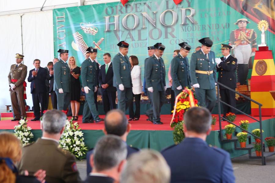 Los reconocimientos y el recuerdo a los guardias civiles desplazados a Cataluña ponen la emotividad en la festividad de la Benemérita