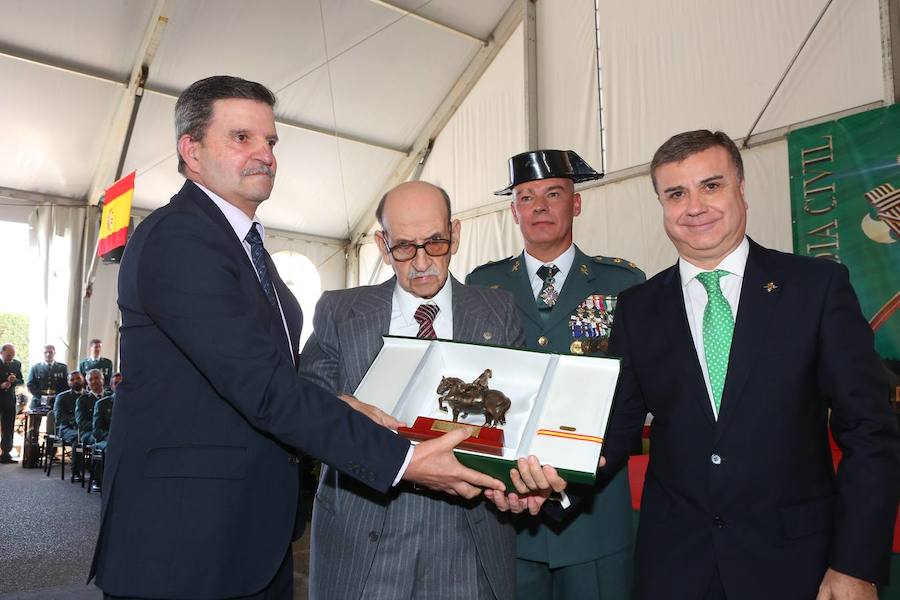 Los reconocimientos y el recuerdo a los guardias civiles desplazados a Cataluña ponen la emotividad en la festividad de la Benemérita