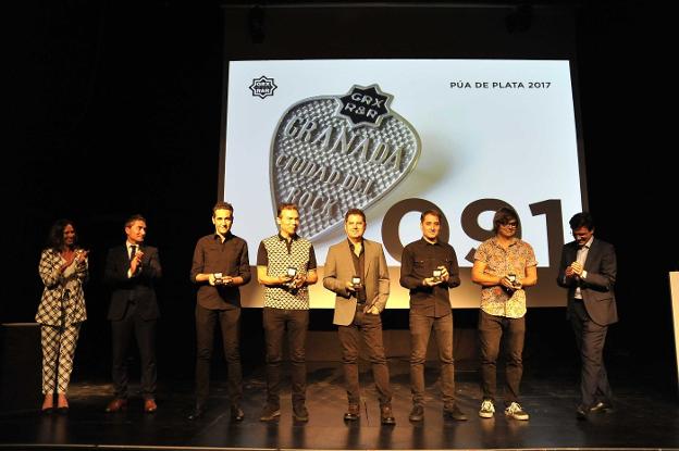 Los cincos componentes de la banda granadina 091, sobre el escenario, acompañados por el alcalde Francisco Cuenca (PSOE) y los ediles Rocío Díaz (PP) y Manuel Olivares (C's).