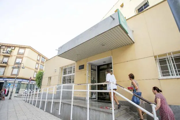 Tres mujeres acceden a un centro de atención primaria del Servicio Andaluz de Salud.