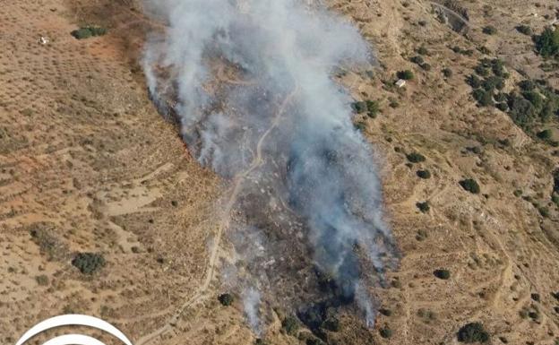 Controlado el incendio forestal de Válor, donde permanecen nueve bomberos en tareas de vigilancia